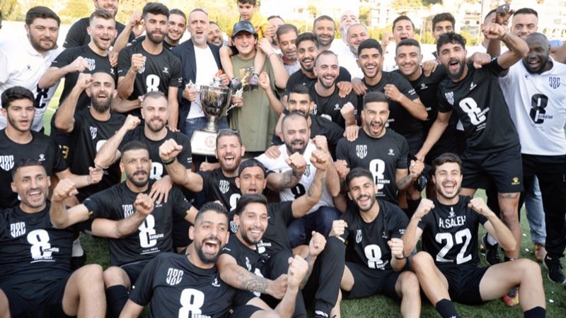 "العهد" ينهي الدوري بلا هزيمة ويتسلم الكأس