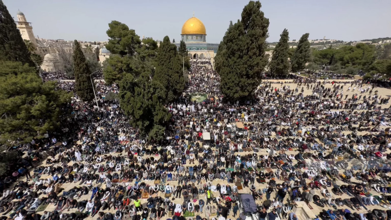 50 ألف مُصلٍّ يؤدون صلاة الجمعة في المسجد الأقصى