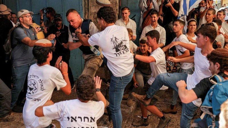 "مسيرة الأعلام".. مستوطنون يقتحمون القدس والأقصى واعتداءات على الفلسطينيين