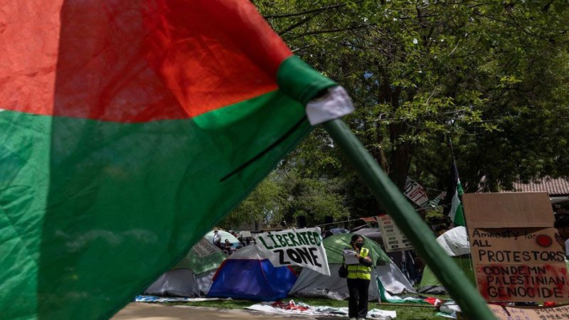بسبب الكوفية الفلسطينية.. طرد 3 موظّفين من متحف في "نيويورك" 