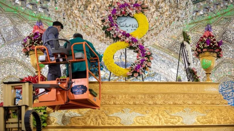 بالصور| مرقد الإمام الحسين (ع) في كربلاء يتزين بأكاليل الورد على أعتاب ولادة الأقمار الشعبانية