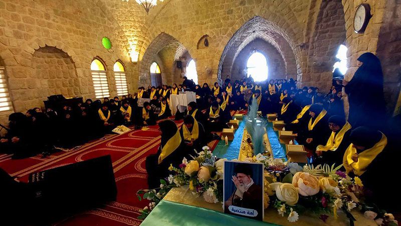 بالصور| المحفل القرآنيّ "أمّة منتصرة" المتزامن بين المرأة اللبنانيّة والإيرانيّة في مقام النبي ساري 