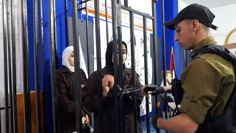 إجرام الاحتلال ضد الأسيرات يتصاعد: تفتيشهن عُراة وإرعابهن ومصادرة طعامهن في شهر رمضان