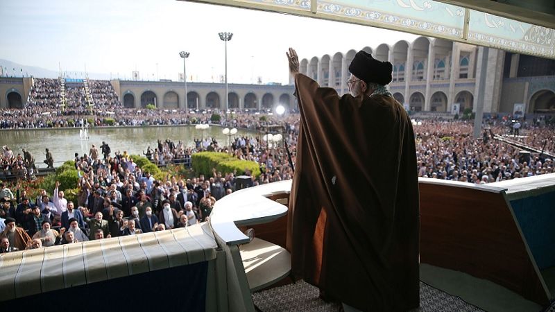 الإمام الخامنئي يؤمّ المصلين خلال صلاة عيد الفطر المبارك في مصلى الإمام الخميني (قدس)