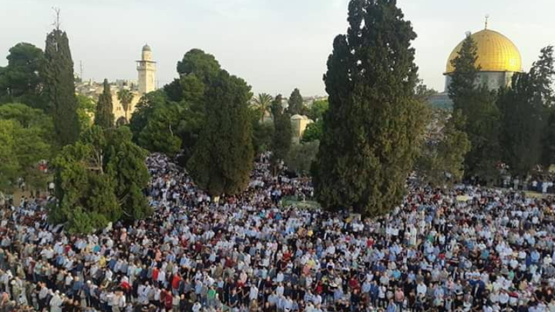 120 ألف مصلٍ يؤدون صلاة عيد الفطر في رحابِ المسجد الأقصى المبارك