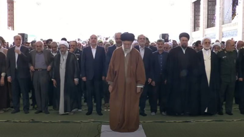 فيديو| صلاة عيد الفطر بإمامة الإمام الخامنئي