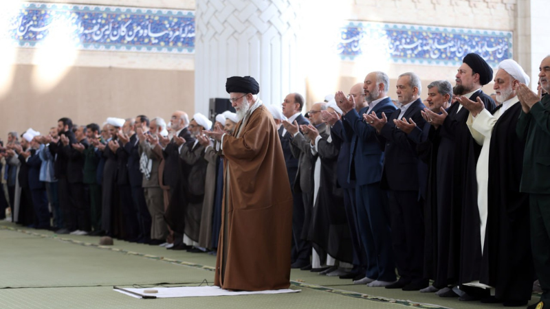 صور| صلاة عيد الفطر السعيد بإمامة الإمام الخامنئي في طهران