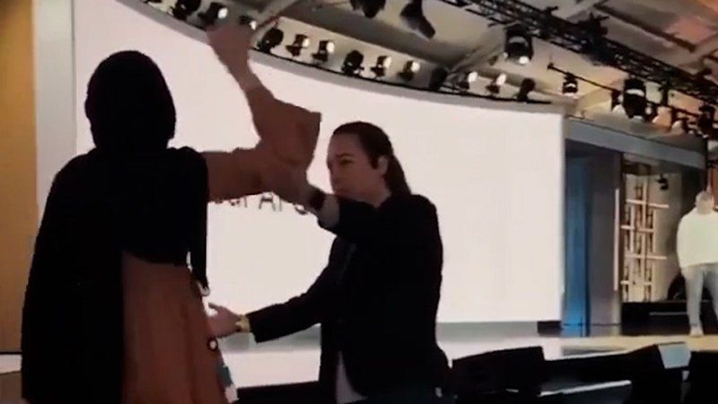 فيديو| موظفة مغربية في &quot;مايكروسوفت&quot; تقاطع احتفالًا للشركة احتجاجًا على دعم الإبادة بغزة