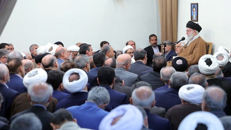 الإمام الخامنئي: لا نربط قضايا البلاد بمحادثات عُمان.. ونثق بقدراتنا