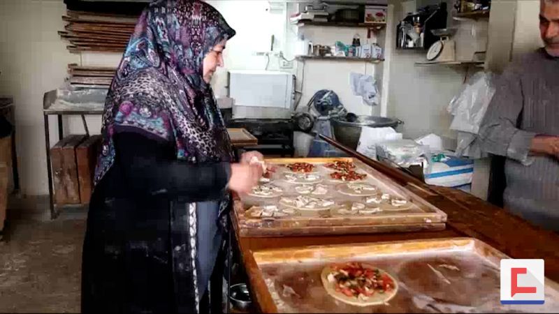 رغم التهديدات &quot;الإسرائيلية&quot; .. الجنوبية ليلى طباجة تفتح فرنًا للمناقيش